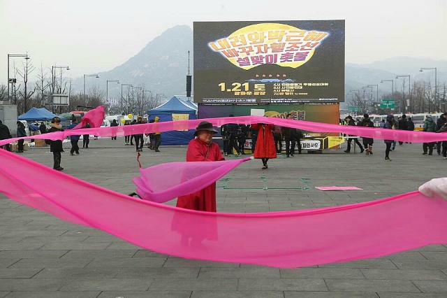 광화문에서 꽹과리를 치며 평화를 춤추는 언니들
